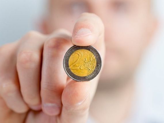 Euro ajunge din nou aproape de 4,58 lei, pe fondul incertitudinii create de masurile fiscale anuntate in noul program de guvernare