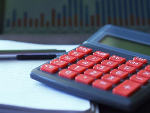 Fitch: Incertitudinea politică din România complică şi mai mult economia într-un moment în care indicatorii fiscali s-au deteriorat, iar deficitul este în creștere