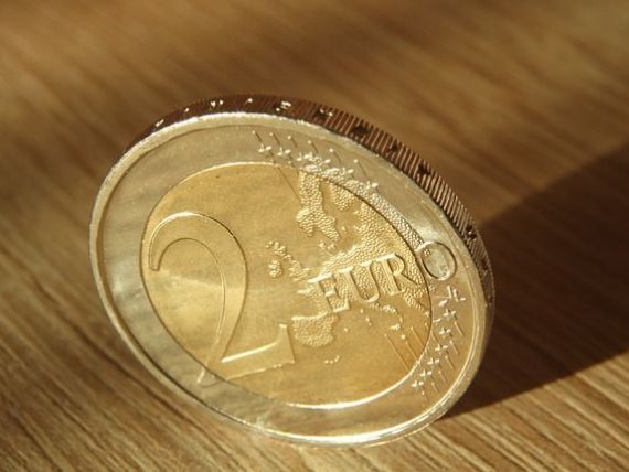Euro a crescut ușor, spre nivelul de 4,66 lei
