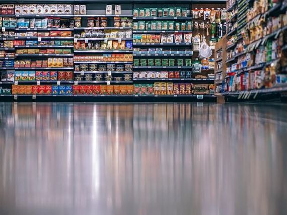 Două lanțuri de retail din România renunță la plastic. Ce produse vor dispărea de pe rafturile magazinelor