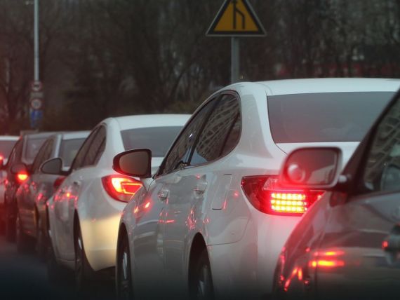 Cine va plăti viitoarea taxă auto. Ministrul Mediului precizează că nu se va aplica doar mașinilor mai vechi de 10 ani