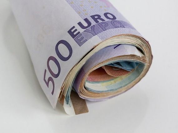 Șapte din 10 români consideră datoriile o problemă care trebuie rezolvată rapid. De ce se împrumută la bănci