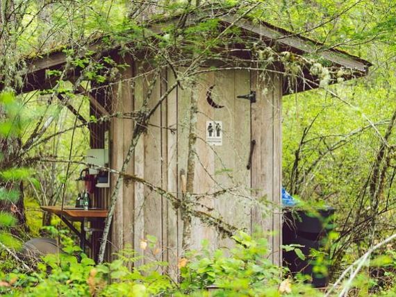 România cu closetul în curte. Puțin peste jumătate din populația țării este racordată la sisteme de canalizare, sub 10% în zona rurală