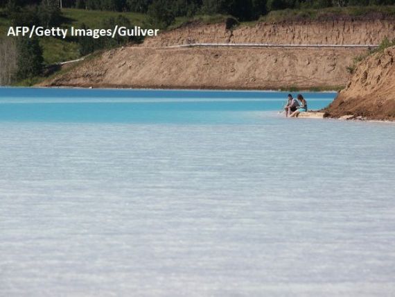 Maldive de Siberia, locul în care turiștii își riscă viața pentru niște poze pe Instagram. Fenomenul chimic prin care apa a devenit turcoaz este periculos