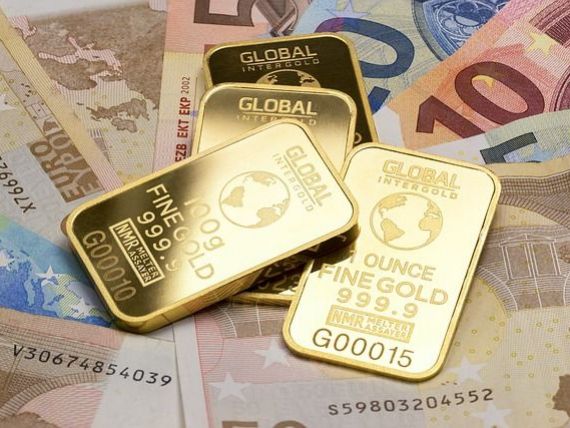 Euro scade sub 4,73 lei. Preţul aurului rămâne aproape de nivelul record, înregistrat miercuri