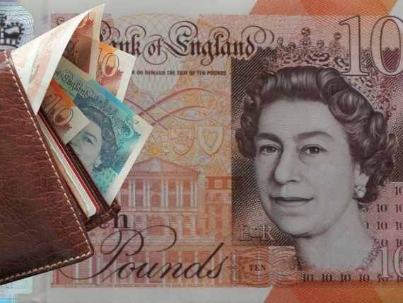 Lira sterlină, la paritate cu euro. Brexitul depreciază masiv moneda Regatului
