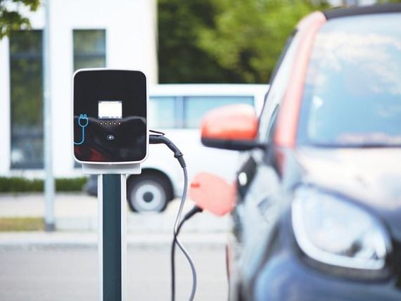 Mai mult de o treime dintre români ar cumpăra o maşină electrică, cel mai ridicat procent din Europa. Dieselul se prăbușește în țările UE