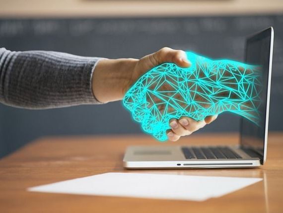 Revoluția roboților. Mai mult de jumătate dintre angajaţi se simt ameninţaţi de automatizare și cred că locurile lor de muncă vor dispărea în 10 ani