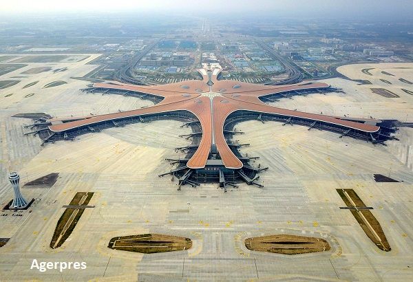 Vague take medicine Handbook China a inaugurat cel mai mare aeroport din lume. Clădirea futuristă este  în întregime la înălţime și are un acoperiș cât 25 de terenuri de fotbal |  iBani | StirileProTv.ro