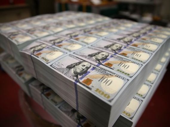 Dolarul american scade puternic, pe fondul informațiilor potrivit cărora China ar putea să nu mai cumpere obligațiuni americane