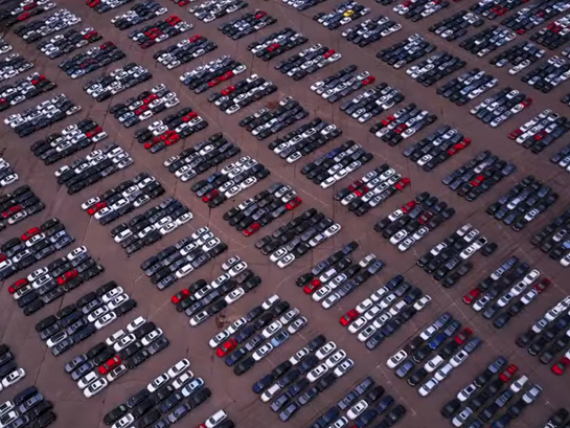 Imaginile dezastrului de la Volkswagen. Zeci de mii de masini noi, rascumparate in urma scandalului Dieselgate, zac in parcarea unui stadion din Michigan. VIDEO