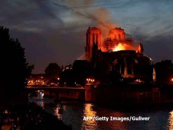 Miliardarul care deține brandurile de lux Gucci și Yves Saint Laurent donează 100 mil. euro pentru reconstrucția catedralei Notre Dame